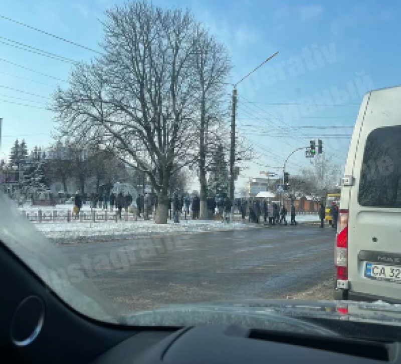 Бунт під Києвом: місцеві жителі перекрили дорогу