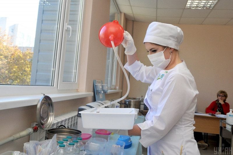 Нові витрати: у МОЗ зобов'язали школи брати на роботу медиків