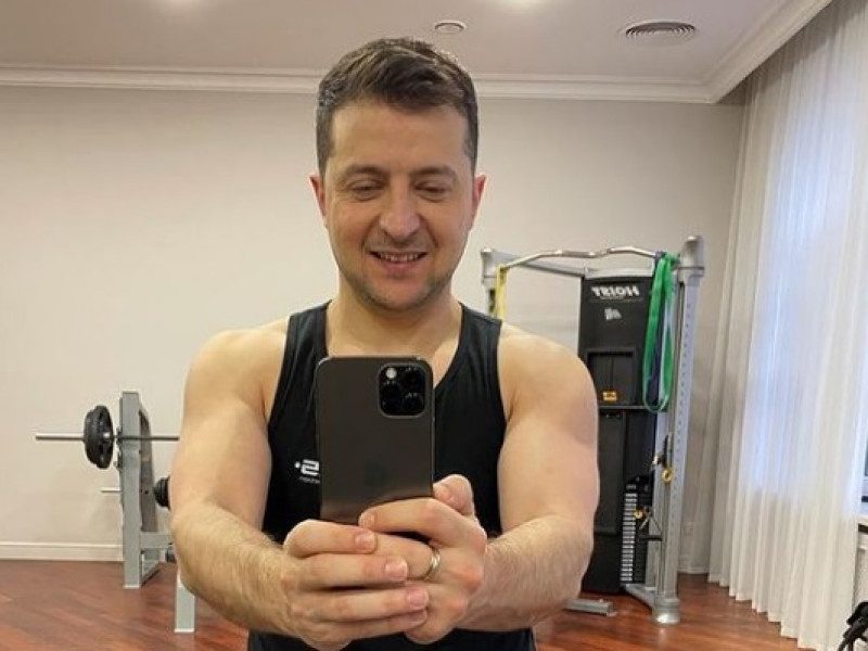 На селфи Зеленского из спортзала заметили "зраду" из РФ