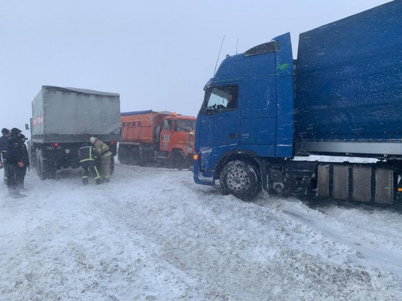 Сніг, ожеледь і шквальний вітер: в Україні оголосили штормове попередження