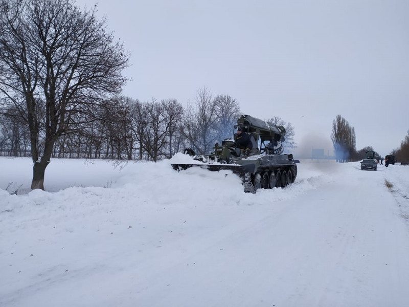Метрові замети та колапс на дорогах: Україну накрив сніговий Армагеддон