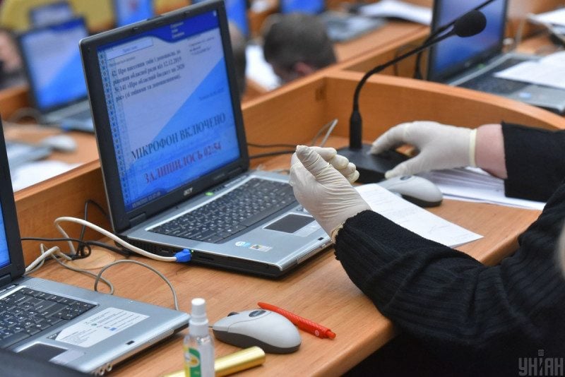 Энергичный педагог: под Запорожьем директриса сдала в ломбард школьные ноутбуки