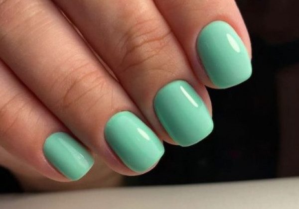 Мятный маникюр 2021