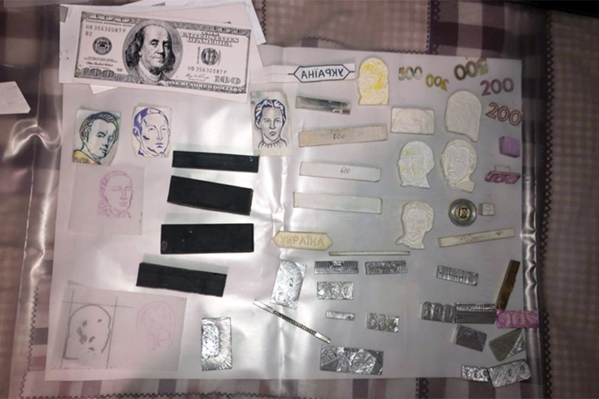Во время обысков копы обнаружили фальшивые деньги, оружие, наркотики / mvs.gov.ua