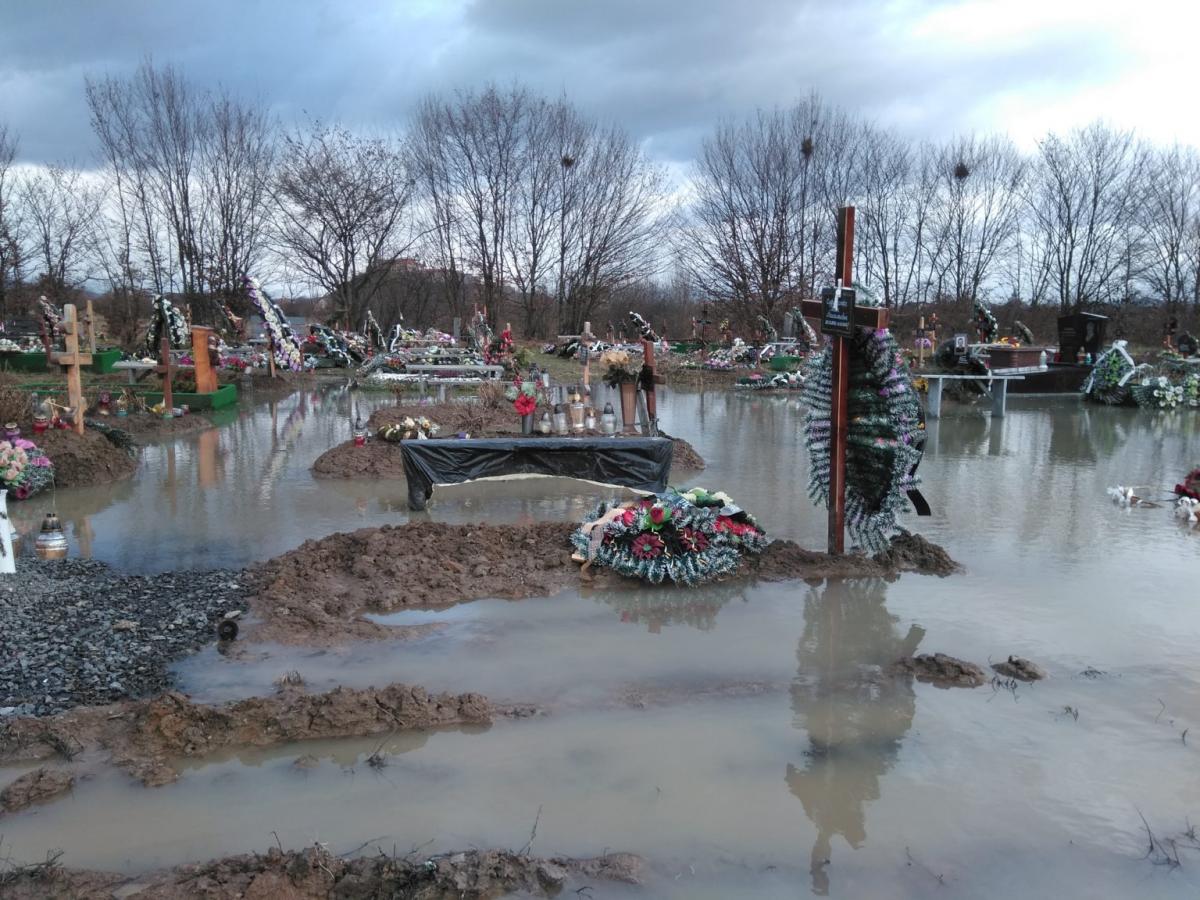 "Черпали из могил ведрами": в Мукачево кладбище ушло под воду