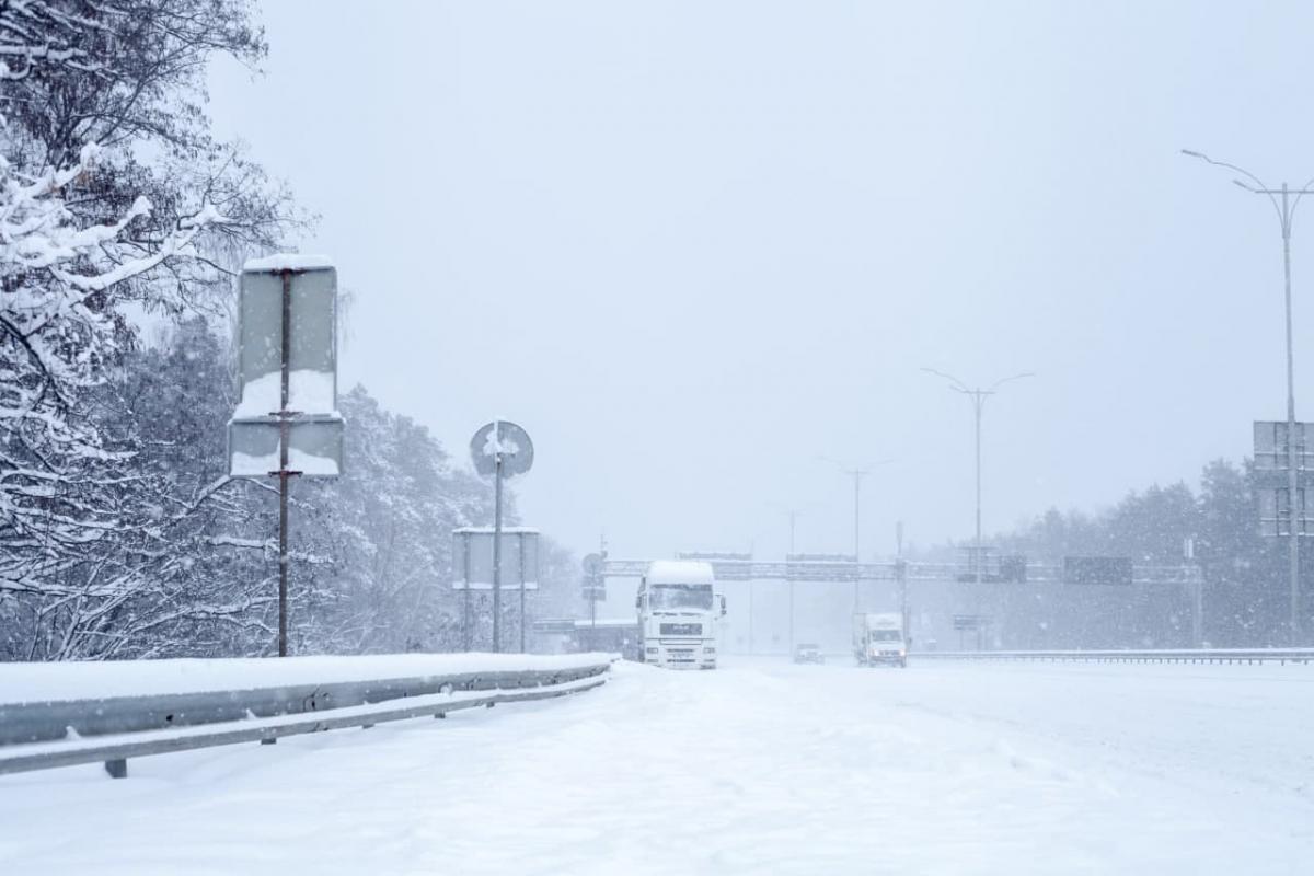 Снегопады продолжаются: на каких дорогах до сих пор ограничено движение