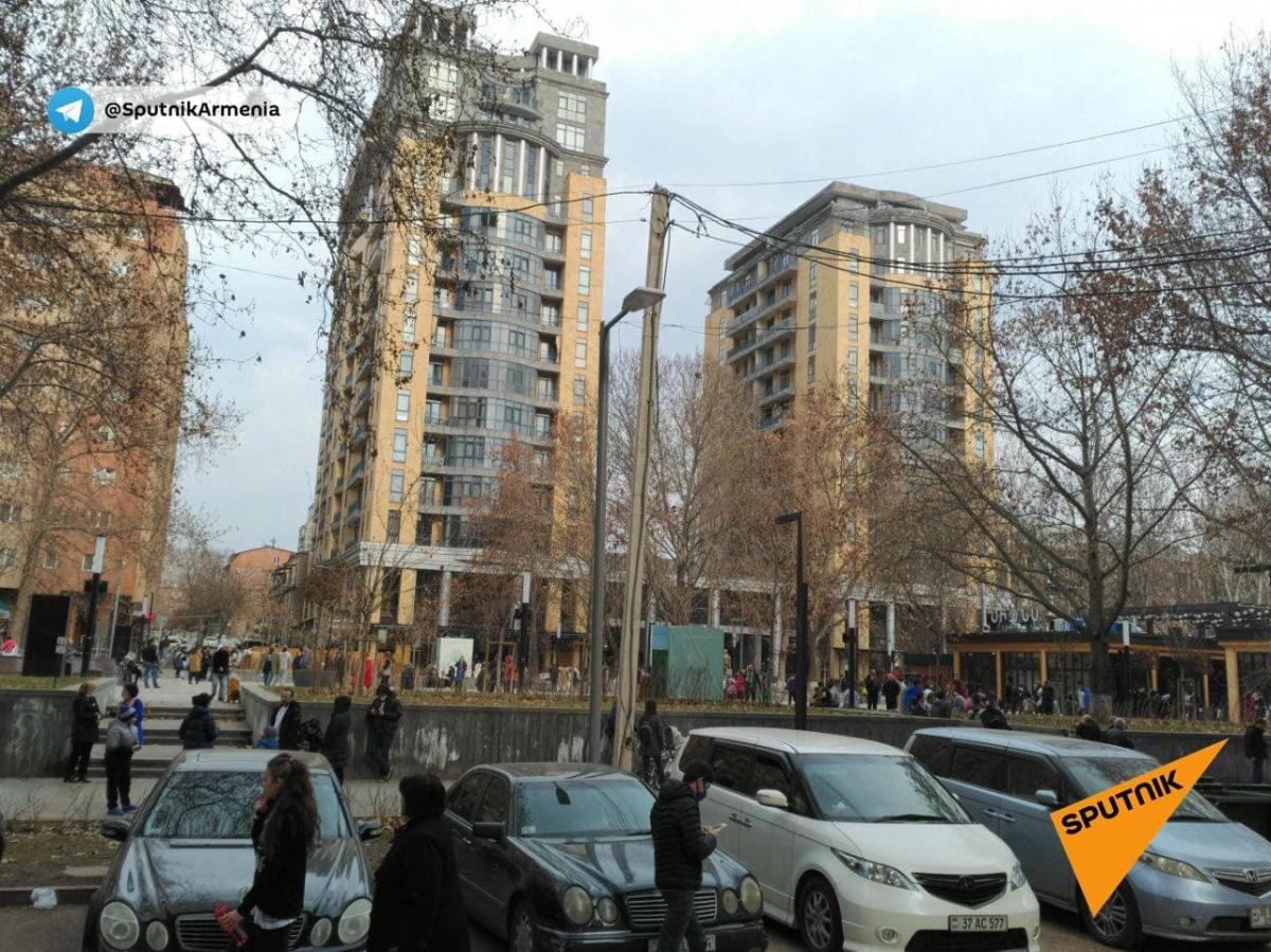Жители высоток повыходили на улицу после землетрясения / t.me/SputnikArmenia Жители высоток повыходили на улицу после землетрясения / t.me/SputnikArmenia