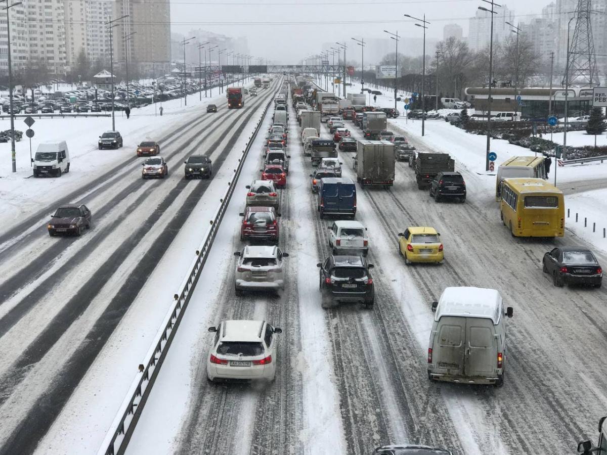 Центр Киева сковали пробки: где проехать невозможно