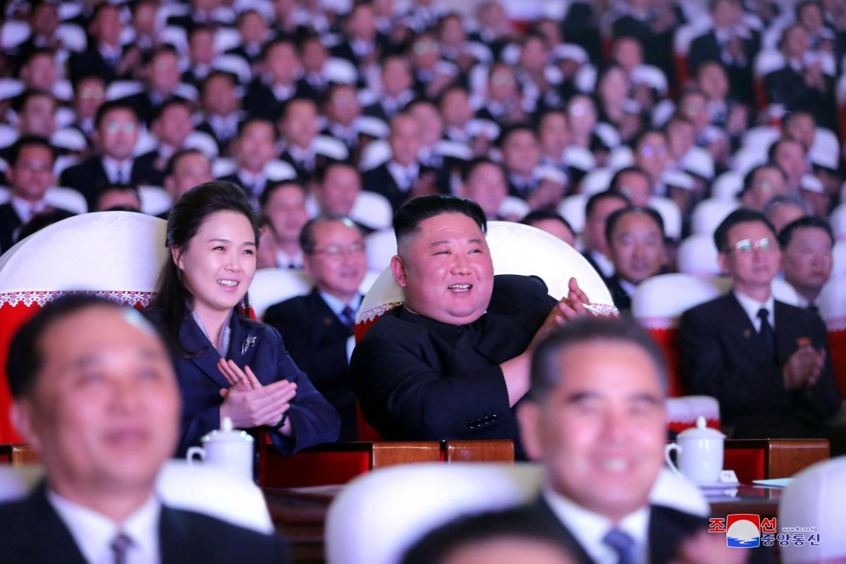 Ким Чен Ын впервые за год показал публике свою жену