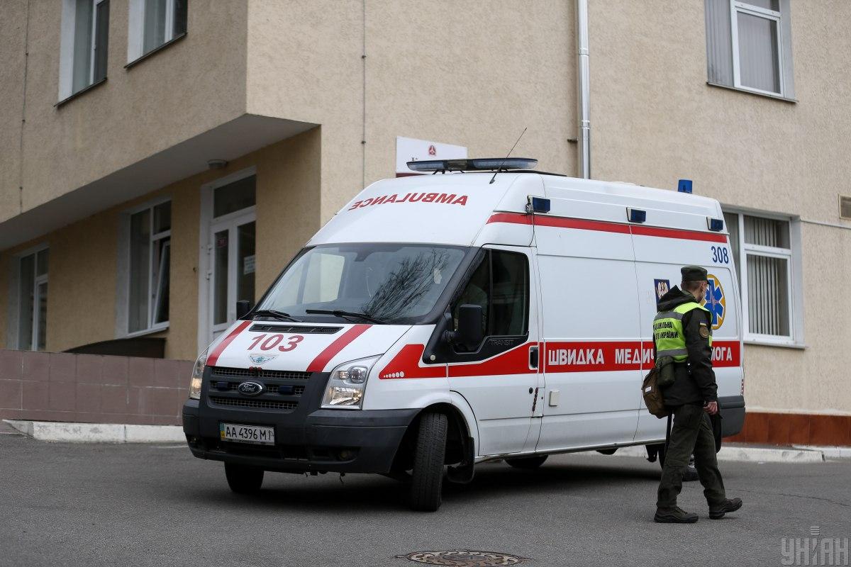 Привезли не туда: в Ровно пациент с коронавирусом умер на пороге больницы