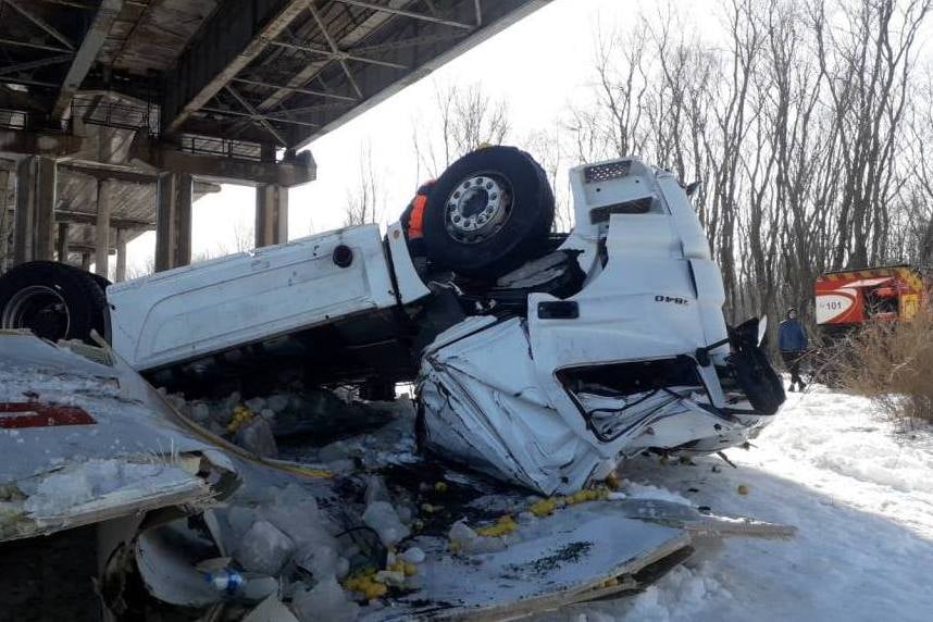 З Десни підняли фуру, яка впала з 20-метрової висоти