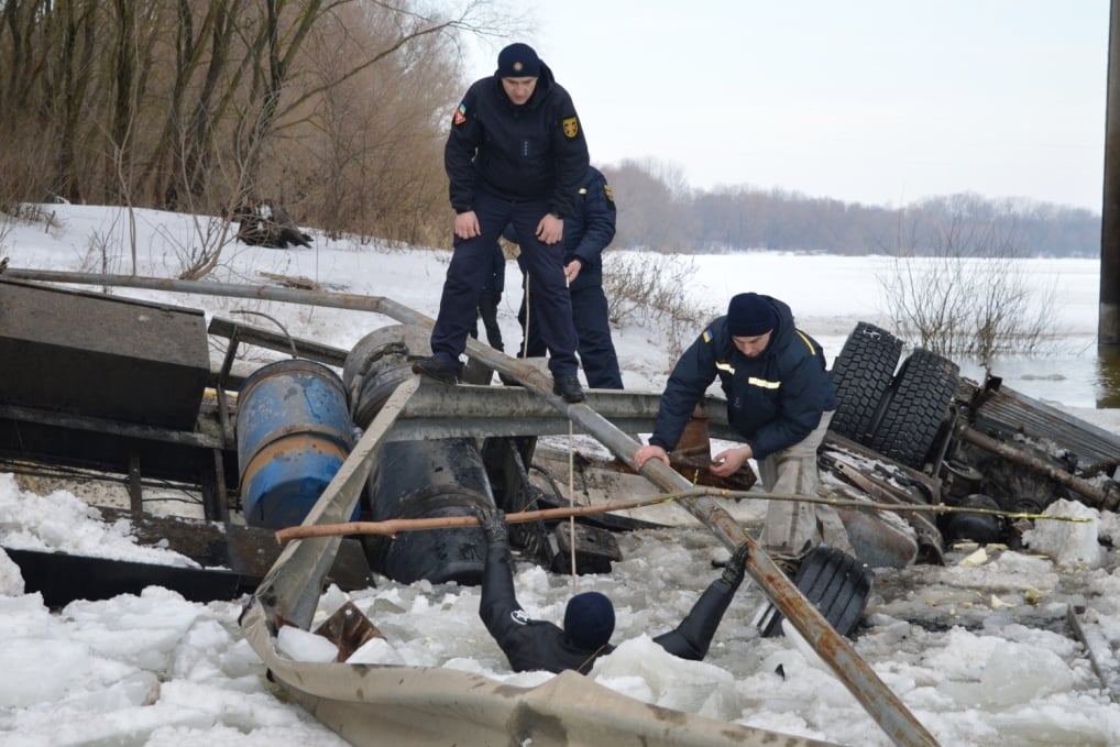 З Десни підняли фуру, яка впала з 20-метрової висоти