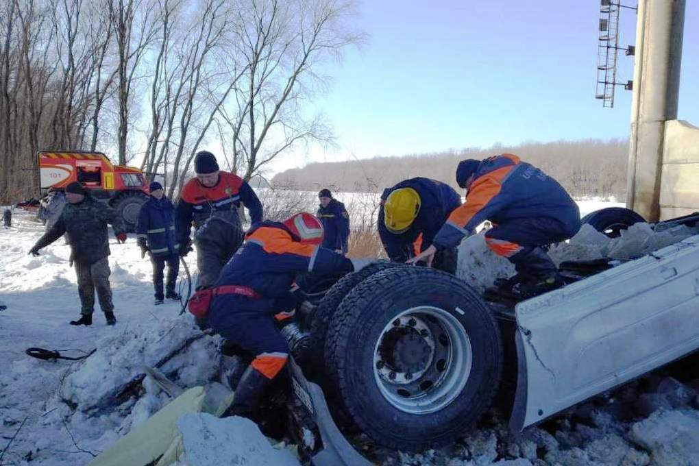 З Десни підняли фуру, яка впала з 20-метрової висоти