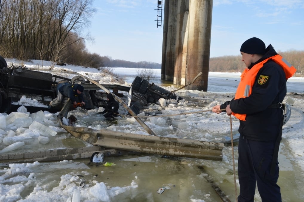 З Десни підняли фуру, яка впала з 20-метрової висоти