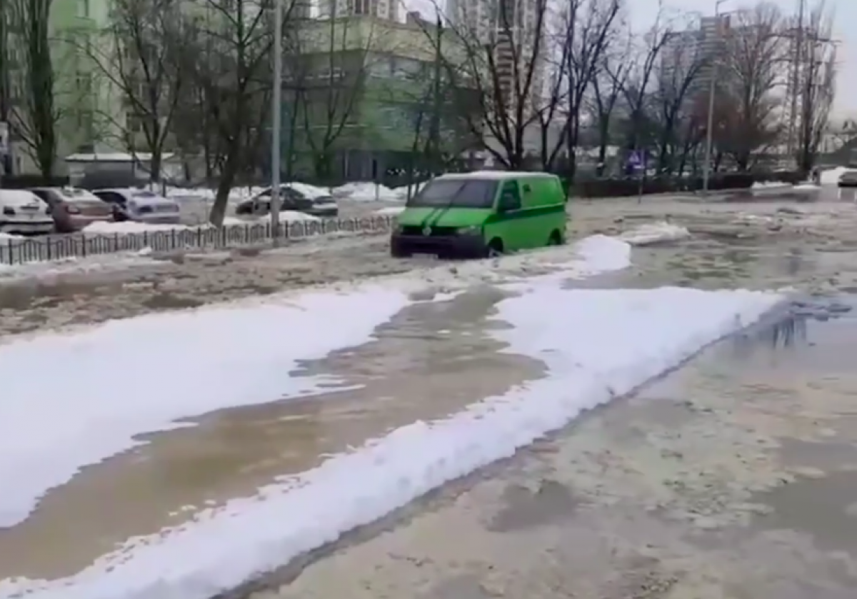 Метро в киеве затопило. Наводнение в Киеве сейчас 2021 год. Потоп в Киеве в феврале 2016 в-30. Прорвало трубу в Мороз.