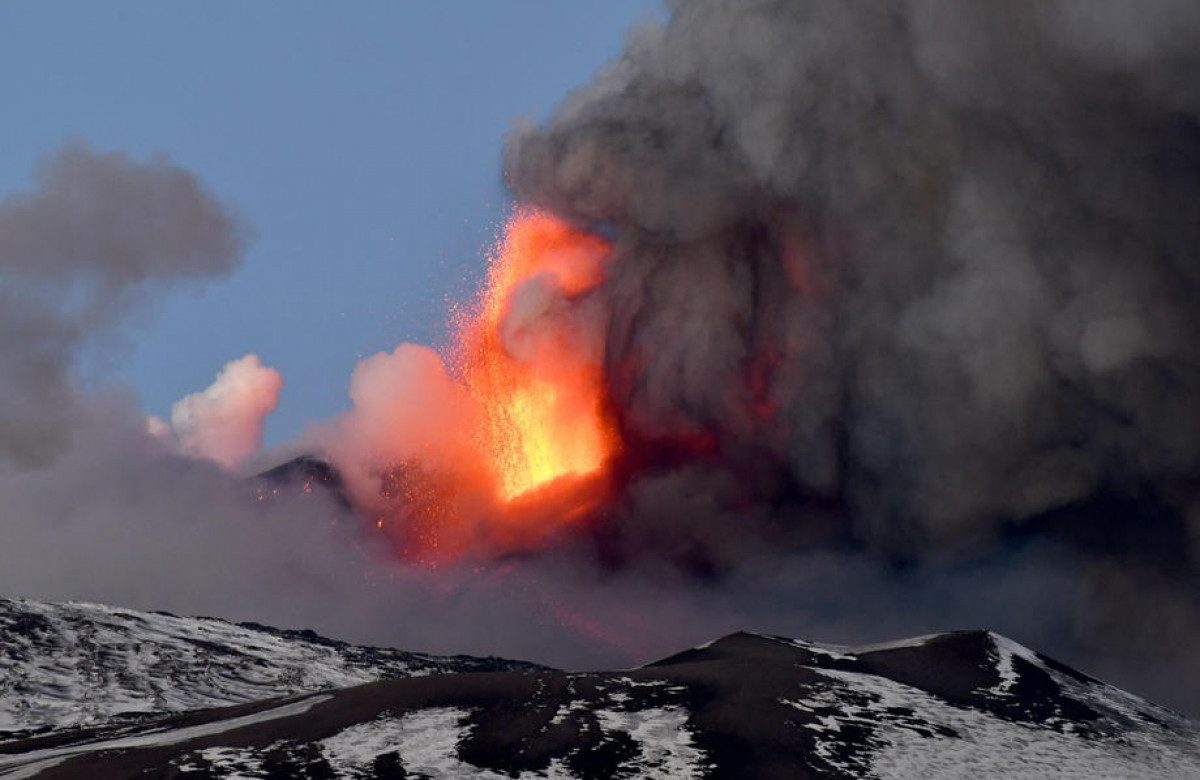 Облако из лавы и пепла: на Сицилии вновь проснулся знаменитый вулкан