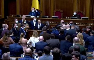 Народные депутаты устроили потасовку / Скриншот Народные депутаты устроили потасовку / Скриншот