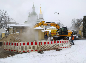 У столиці через аварію біля Лаври без тепла залишилися десятки житлових будинків У столиці через аварію біля Лаври без тепла залишилися десятки житлових будинків