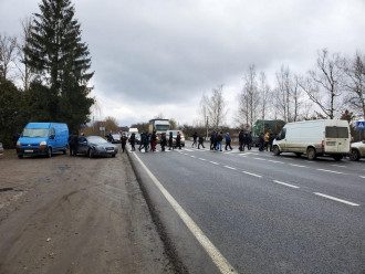На Прикарпатье перекрыли трассу в знак протеста / Фейсбук С.Поспелова На Прикарпатье перекрыли трассу в знак протеста / Фейсбук С.Поспелова