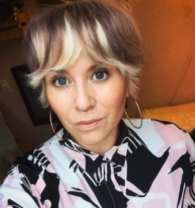 У моді жіночі короткі стрижки шеггі з 70-х і шапочка в стилі 60-х: фото