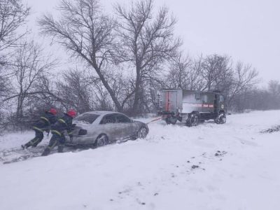 Снег, гололед и сильный ветер: в каких регионах неделя началась с ударов стихии