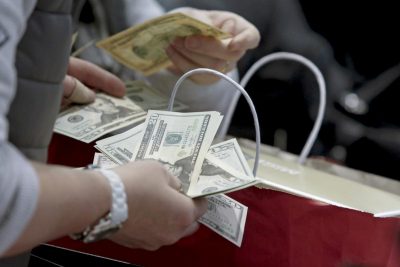 Курс долара в Україні: скільки коштуватиме валюта в 2023 році