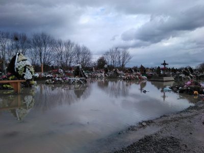 В Мукачево затопило кладбище