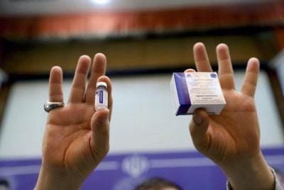 Двойное недоверие: инфекционист объяснил, что не так с российскими вакцинами от COVID-19