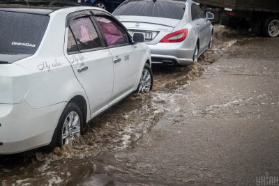 В Одесі низка вулиць перетворилися на повноводні річки