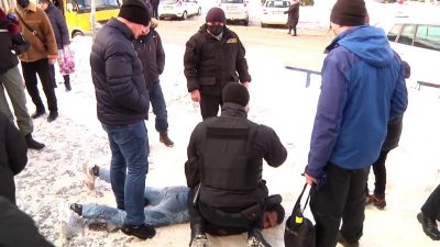 У центрі Житомира спіймали психа, який кидався на людей з ножем