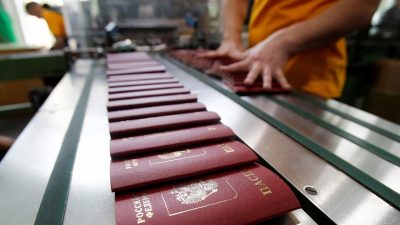 На Донбасі РФ роздає свої паспорти На Донбасі РФ роздає свої паспорти