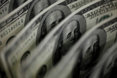 Если страны начнут массово отказываться от доллара, Штатам может грозить банкротство