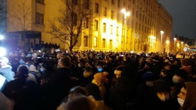 На Банковой сторонники Стерненко устроили штурм, начались задержания