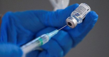 Бесполезная, но дешевая: Почему Украина закупает малоэффективную вакцину AstraZeneca