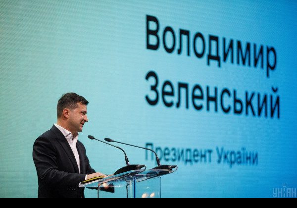 Зеленський призначив нові стипендії: кому платитимуть усе життя