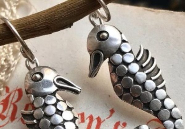 Дивовижні сережки й масивні ланцюги входять в моду на весну-літо 2021