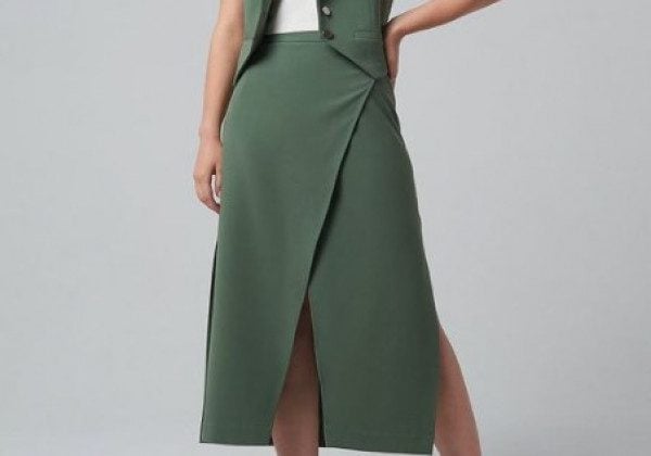 У моді чарівливі спідниці міді з асиметричним розрізом спереду