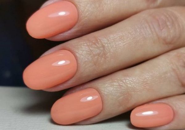 Привабливий персиковий манікюр підкорює модний Олімп: фото