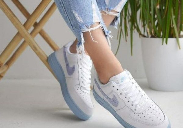 У моду на весну-літо повернулися ретро-кросівки у стилі 70-х: фото