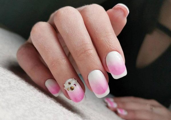 У моді лілові нігті та феєричний манікюр рожевий градієнт