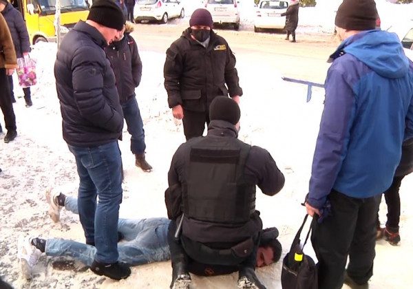 У центрі Житомира спіймали психа, який кидався на людей з ножем