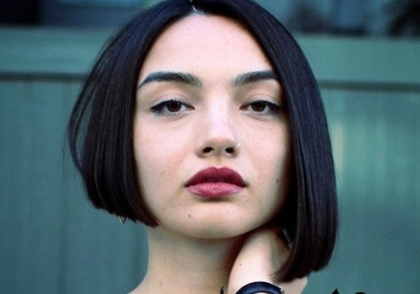 Наймодніші асиметричні стрижки 2021, які омолоджують жінок: фото