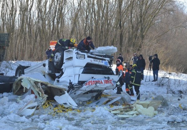 Десну залило дизелем через фуру, яка впала з 20-метрового мосту