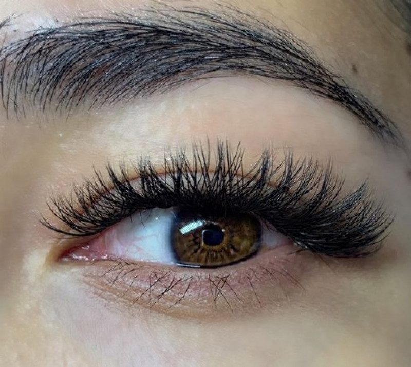 Помилки у догляді за бровами, які дико додають віку, і як їх виправити