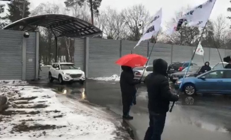 Протестующие ФОПы взяли "в осаду" дом Зеленского под Киевом