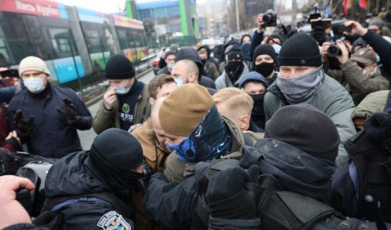 У Києві відбулися зіткнення радикалів з силовиками біля каналу Наш