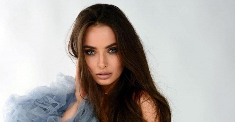 Ксения Мишина в крошечном купальнике показала семейный отдых