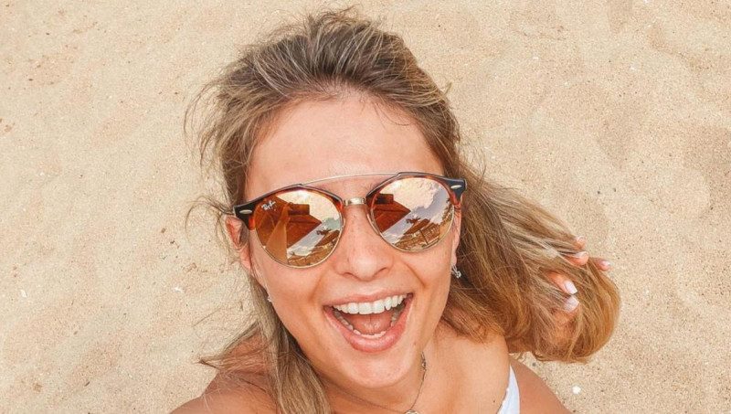 Телеведущая попала в болото с лягушками, чтобы выиграть соревнование