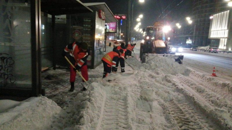 Стихія в Києві: скасовані ярмарки, заборонений в'їзд фурам, черги в метро