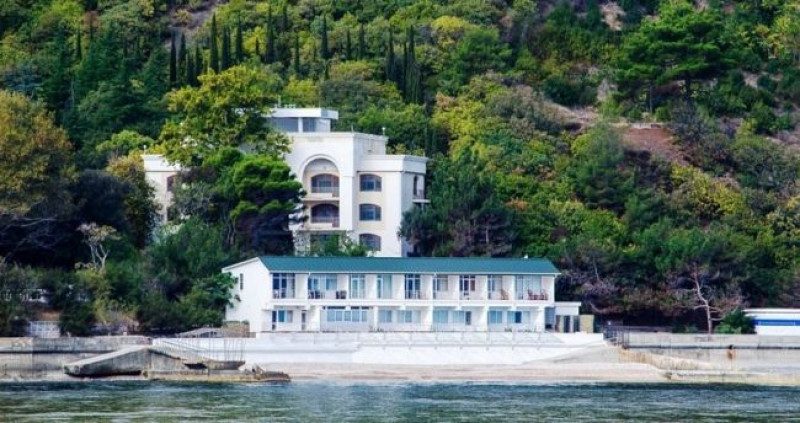 "Друзі Путіна" купили президенту РФ дачу Брежнєва в Криму